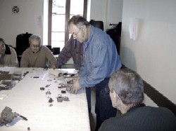 Un professeur attentionné et des élèves studieux.