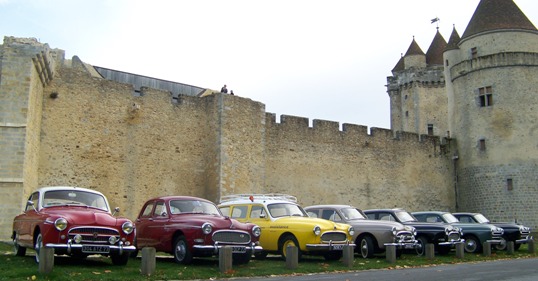 Les Frégates au pied du mur... d'enceinte de Blandy les Tours.