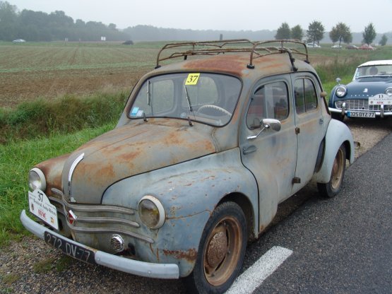 4cv à l'aspect sortie de grange mais complète et en ordre de marche